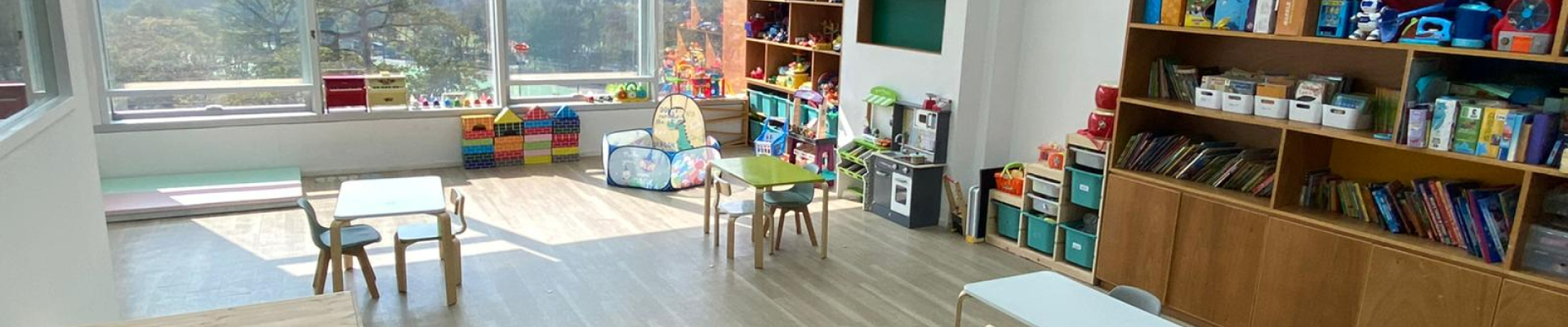 A spacious classroom showcasing multiple bookshelves and tables, designed to foster a productive learning environment.